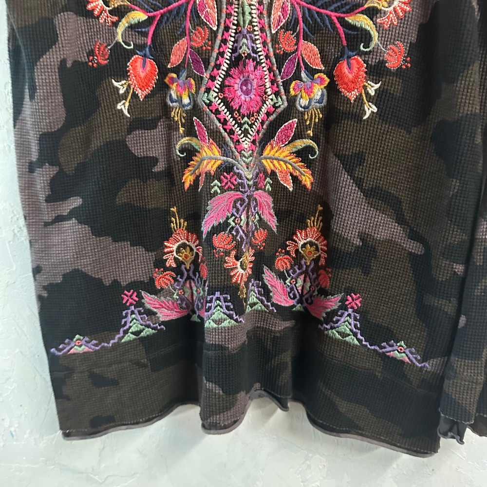 Johnny Was Camo Thermal Cotton Floral Embroidered Long Sleeve Top Small Waffle - Picture 4 of 10